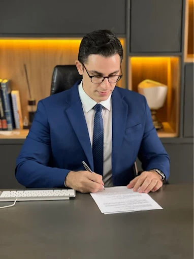 Dr. Rutênio Nogueira em seu escritório